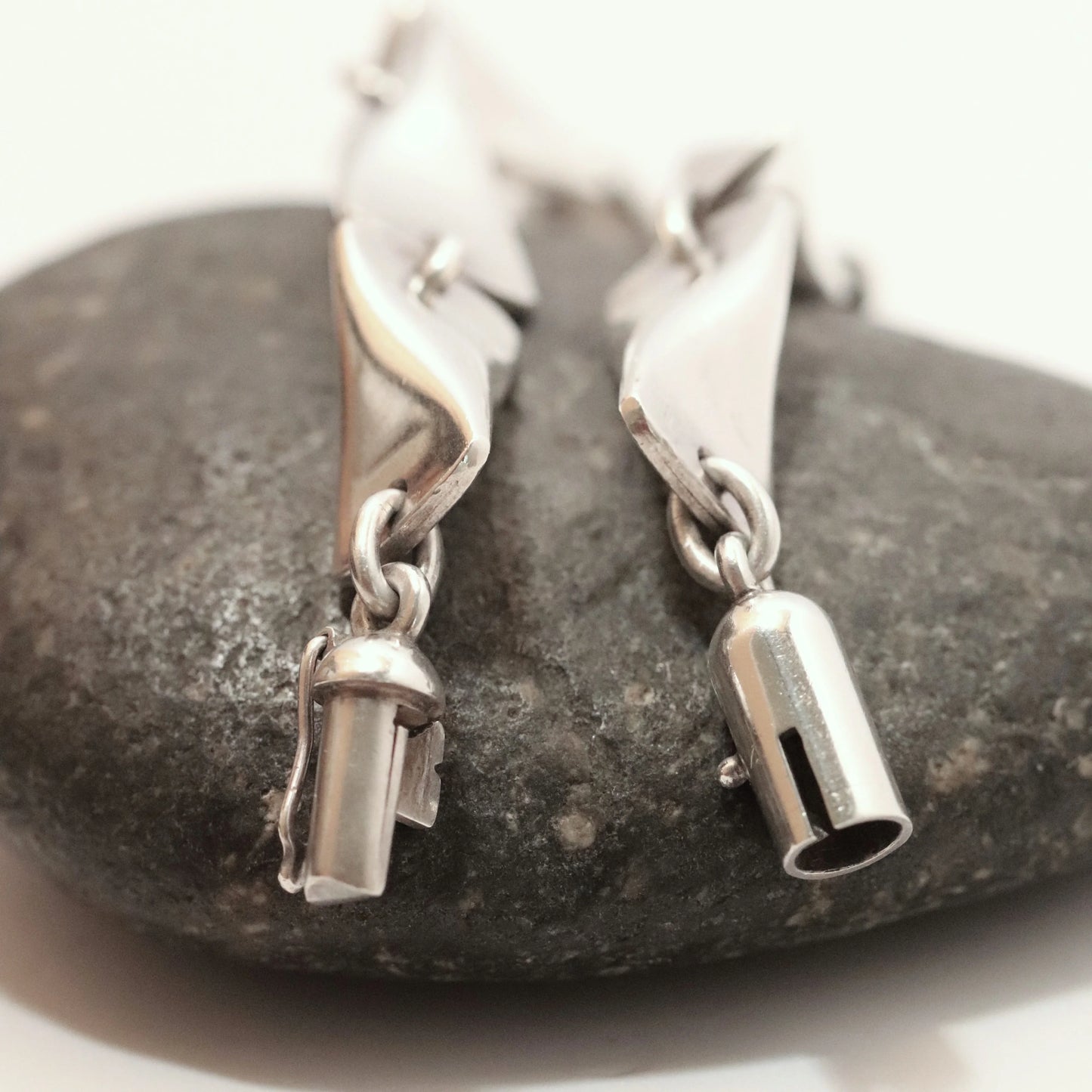 Georg Jensen vintage silver bracelet with sculpted links and clasp, close-up on stone
