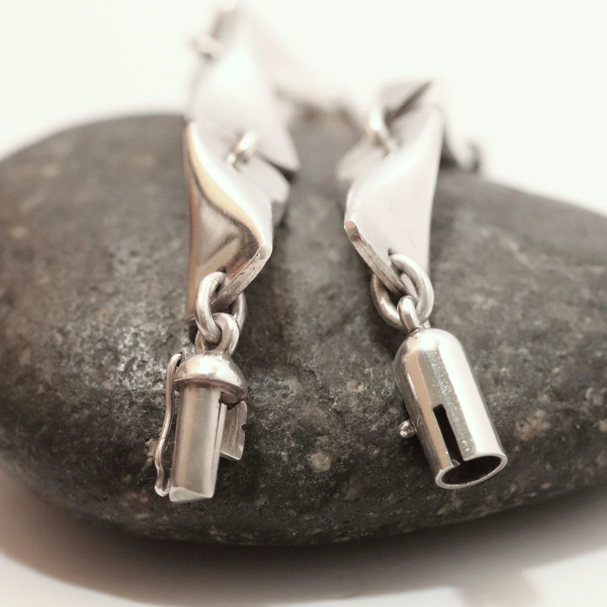 Georg Jensen vintage silver bracelet with sculpted links and clasp, close-up on stone